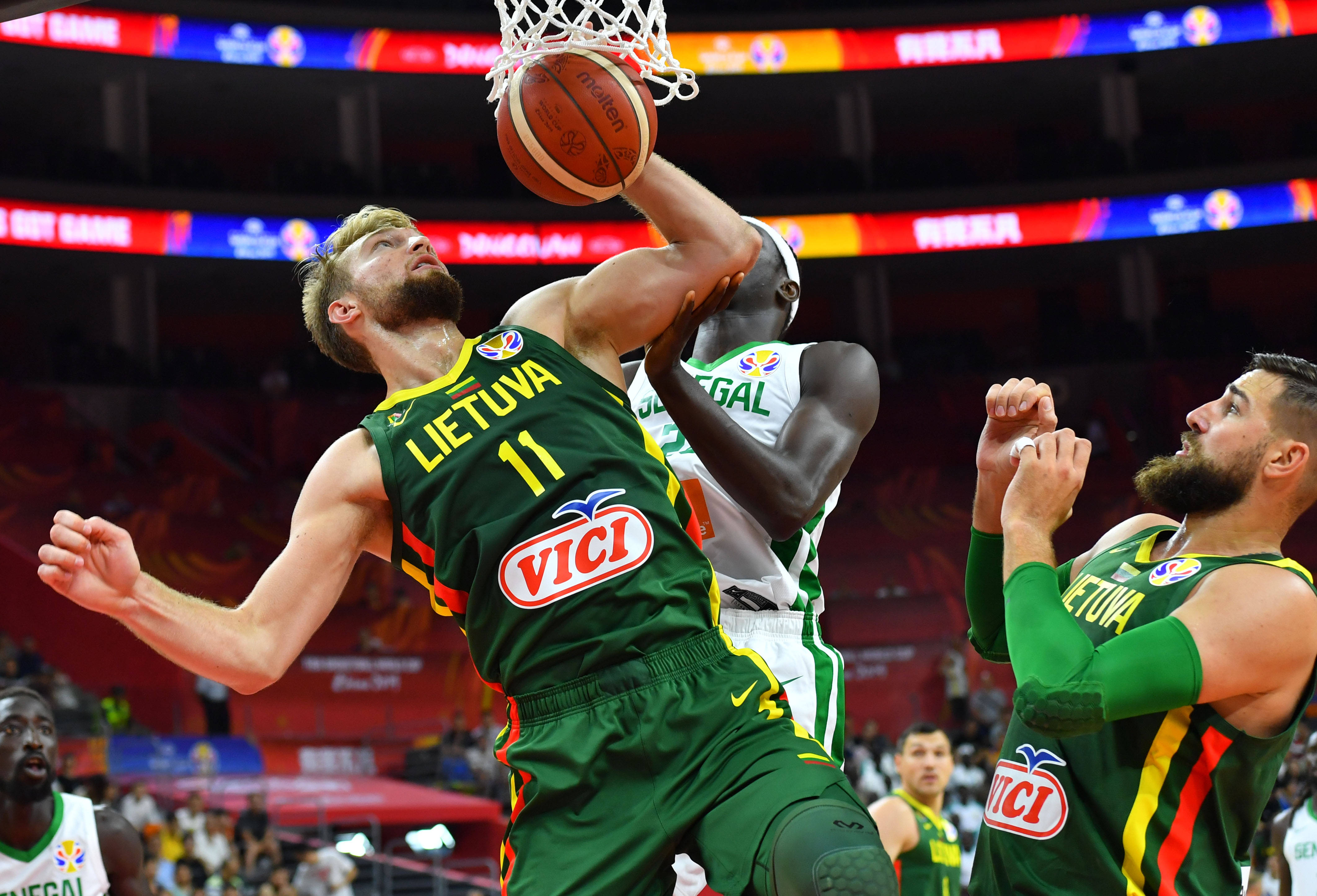 亚博体育-拜仁慕尼黑迎CBA季后赛关键赛，赛后防线松动，态度坚定，身体对抗强度拉满的简单介绍